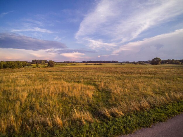 Een schilderachtig uitzicht op een landbouwveld tegen de lucht