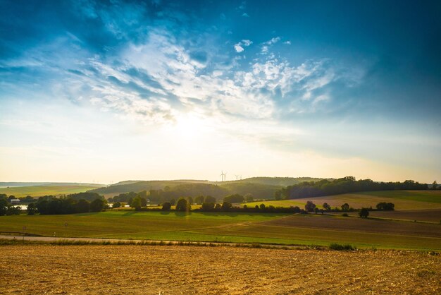 Een schilderachtig uitzicht op een landbouwveld tegen de lucht