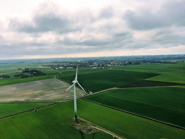 Een schilderachtig uitzicht op een landbouwveld tegen de lucht