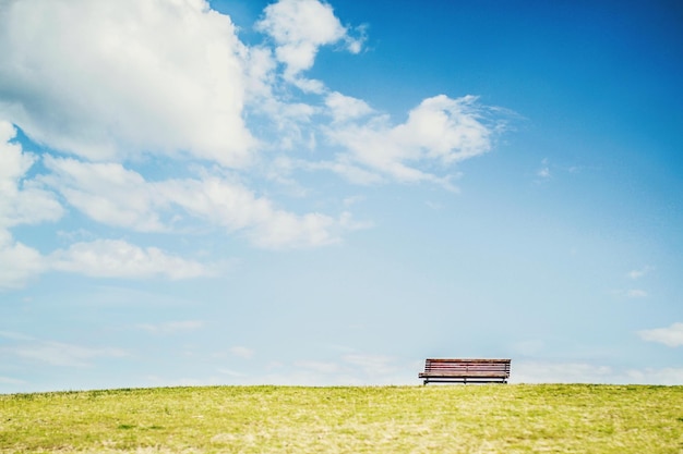 Een schilderachtig uitzicht op een landbouwveld tegen de lucht