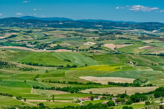 Foto een schilderachtig uitzicht op een landbouwveld tegen de lucht