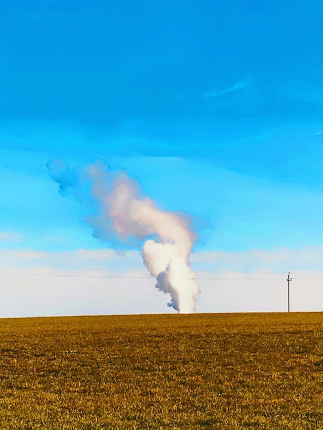 Foto een schilderachtig uitzicht op een landbouwveld tegen een blauwe hemel