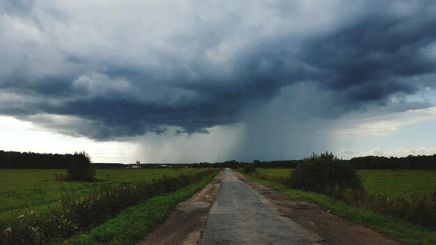 Foto een schilderachtig uitzicht op een landbouwveld tegen stormwolken