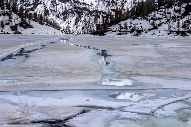 Een schilderachtig uitzicht op een met sneeuw bedekt landschap