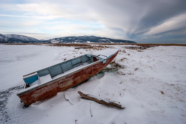 Foto een schilderachtig uitzicht op een met sneeuw bedekte berg tegen de lucht