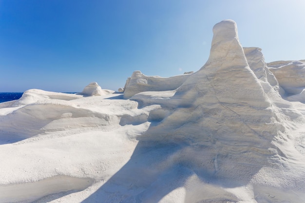 Een schilderachtig uitzicht op een met sneeuw bedekte berg tegen de lucht