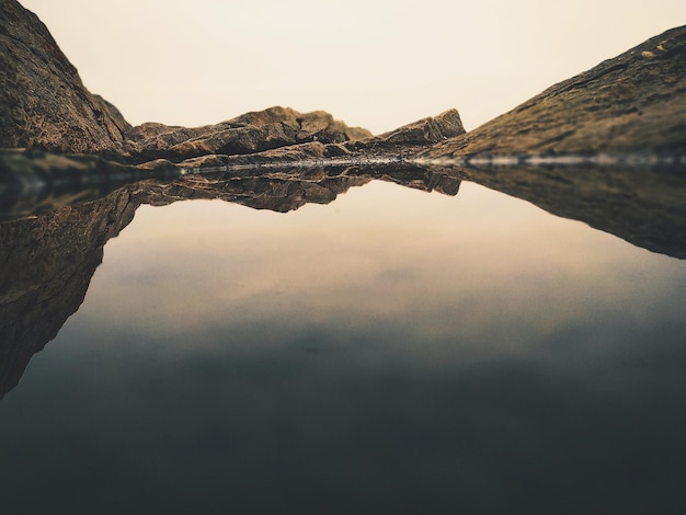 Een schilderachtig uitzicht op een rustig meer met reflectie tegen de lucht