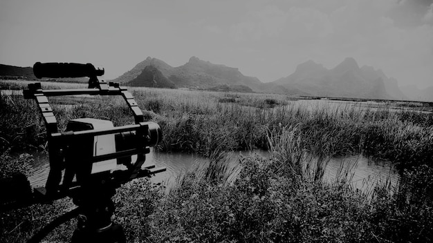 Foto een schilderachtig uitzicht op een rustige rivier met bergen op de achtergrond