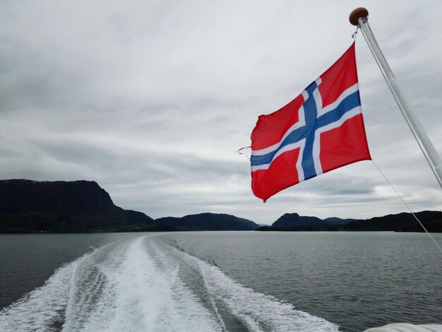 Foto een schilderachtig uitzicht op een vlag op een berg tegen de lucht