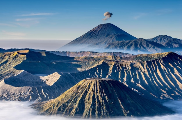 Een schilderachtig uitzicht op een vulkanische krater tegen de lucht