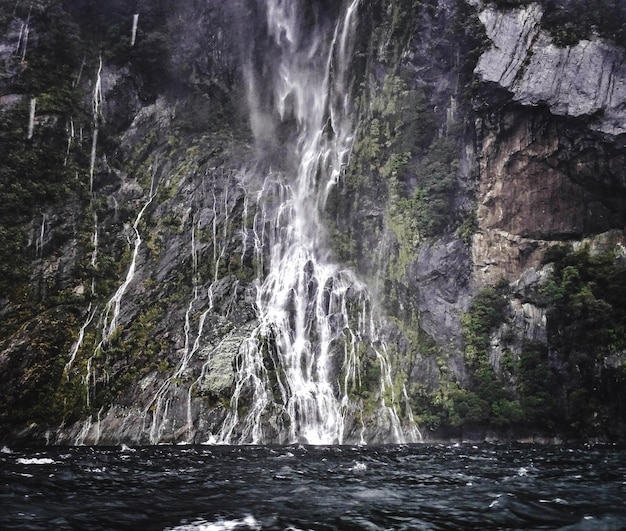 Foto een schilderachtig uitzicht op een waterval in het bos