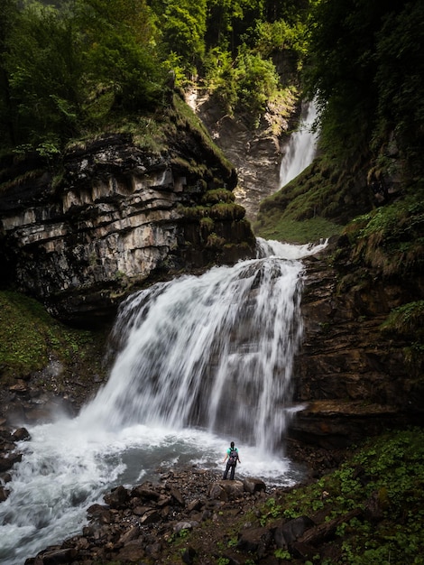 Een schilderachtig uitzicht op een waterval in het bos