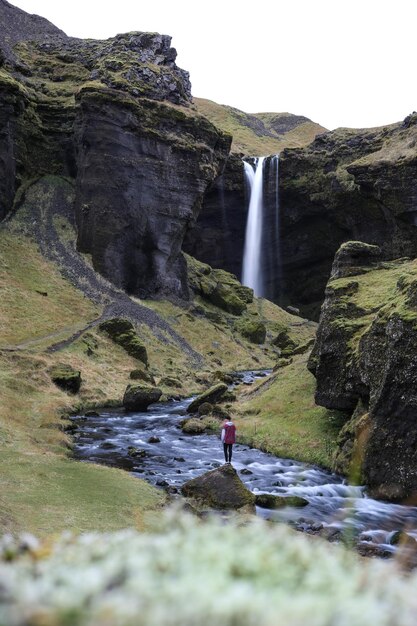 Foto een schilderachtig uitzicht op een waterval op een berg