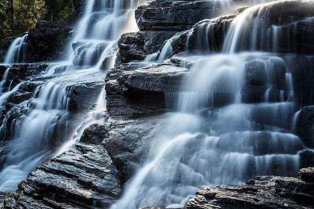 Een schilderachtig uitzicht op een waterval op een rotsformatie