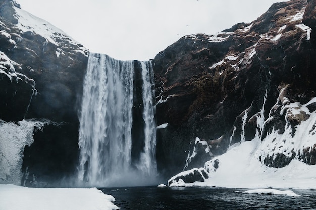 Een schilderachtig uitzicht op een waterval tegen de lucht in de winter