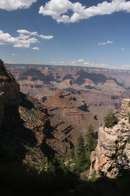 Een schilderachtig uitzicht op het dramatische landschap tegen de lucht in het Grand Canyon National Park