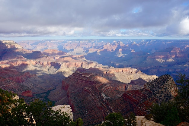 Een schilderachtig uitzicht op het Grand Canyon National Park tegen een bewolkte hemel