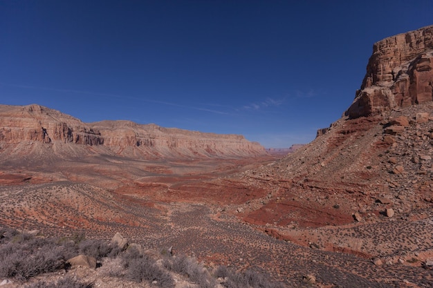 Een schilderachtig uitzicht op het Grand Canyon National Park tegen een blauwe hemel