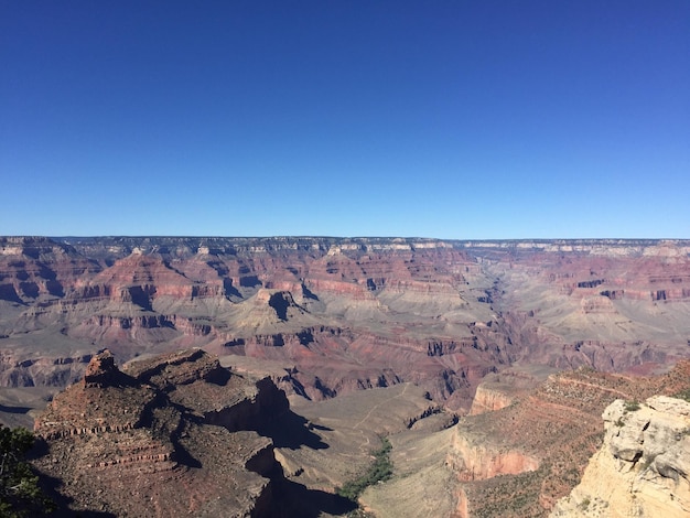 Een schilderachtig uitzicht op het Grand Canyon National Park tegen een heldere blauwe hemel