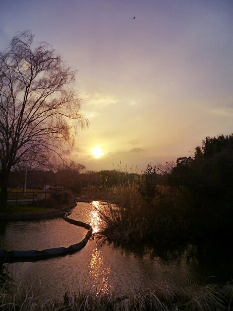 Foto een schilderachtig uitzicht op het kanaal tegen de hemel bij zonsondergang