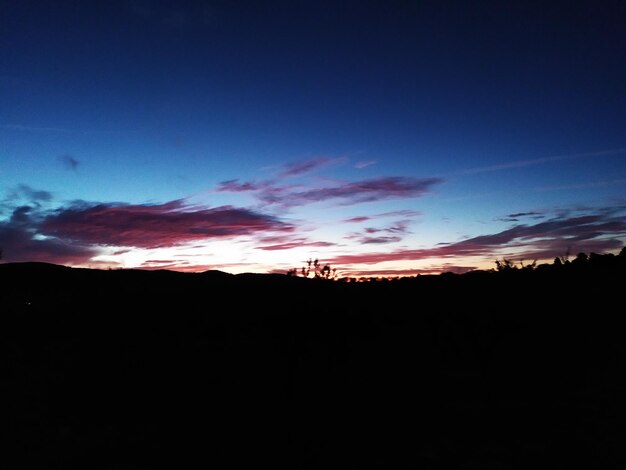 Een schilderachtig uitzicht op het land tegen de hemel bij zonsondergang