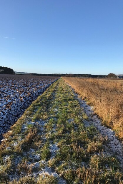 Foto een schilderachtig uitzicht op het land tegen een heldere blauwe hemel