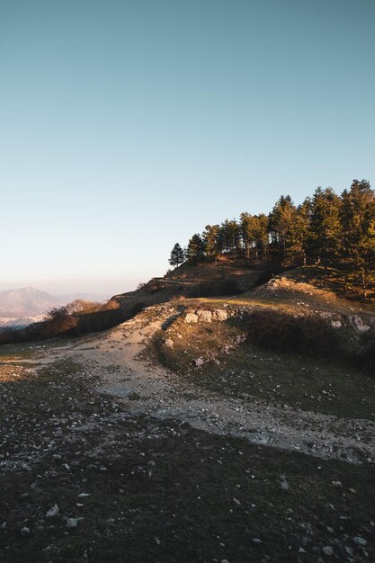 Foto een schilderachtig uitzicht op het land tegen een heldere lucht