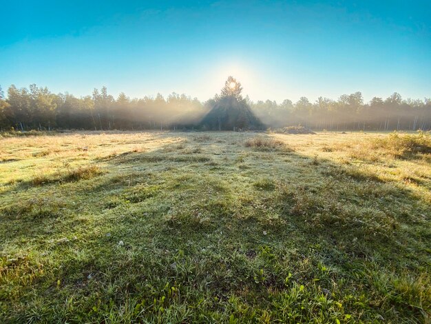 Foto een schilderachtig uitzicht op het land tegen een heldere lucht