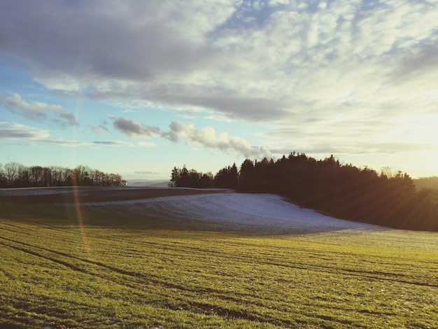 Een schilderachtig uitzicht op het landschap bij zonsondergang