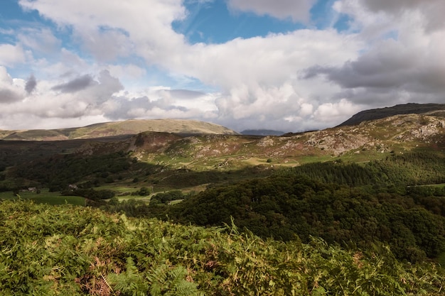 Een schilderachtig uitzicht op het landschap en de bergen tegen een bewolkte hemel