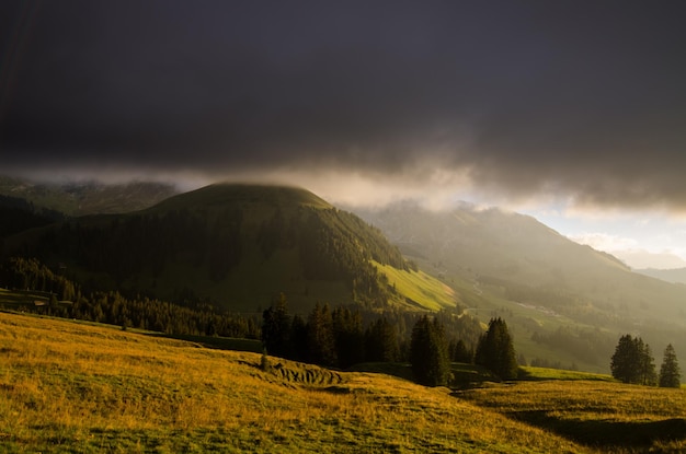 Een schilderachtig uitzicht op het landschap en de bergen tegen een bewolkte hemel