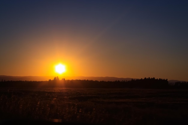 Een schilderachtig uitzicht op het landschap tegen de hemel bij zonsondergang