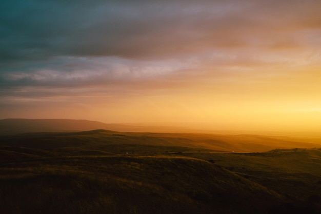 Een schilderachtig uitzicht op het landschap tegen de hemel bij zonsondergang