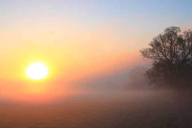 Een schilderachtig uitzicht op het landschap tegen de hemel bij zonsondergang