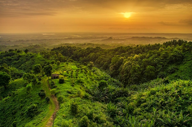 Een schilderachtig uitzicht op het landschap tegen de hemel bij zonsondergang