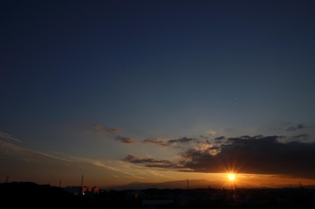 Een schilderachtig uitzicht op het landschap tegen de hemel bij zonsondergang
