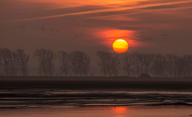 Foto een schilderachtig uitzicht op het landschap tegen de hemel bij zonsondergang