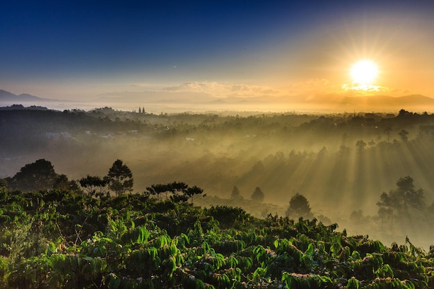 Een schilderachtig uitzicht op het landschap tegen de hemel bij zonsondergang