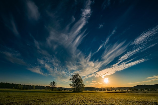 Een schilderachtig uitzicht op het landschap tegen de hemel bij zonsondergang