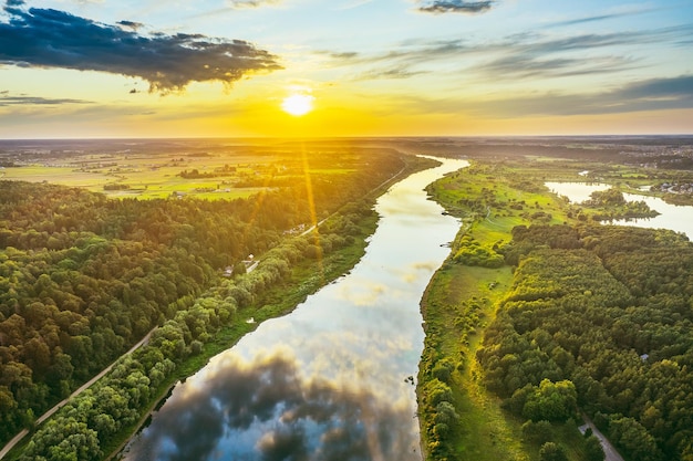 Een schilderachtig uitzicht op het landschap tegen de hemel bij zonsondergang