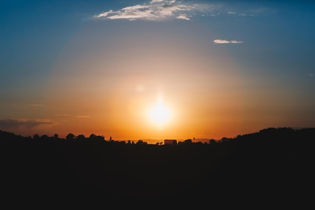 Een schilderachtig uitzicht op het landschap tegen de hemel tijdens de zonsondergang