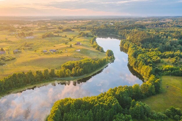 Een schilderachtig uitzicht op het landschap tegen de lucht