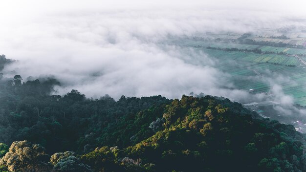 Foto een schilderachtig uitzicht op het landschap tegen de lucht