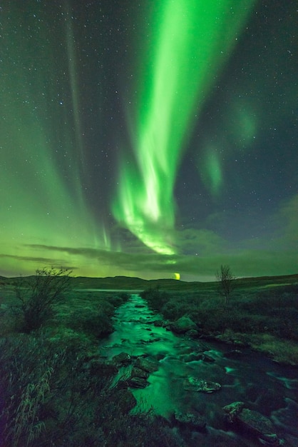Een schilderachtig uitzicht op het landschap tegen de nachtelijke hemel
