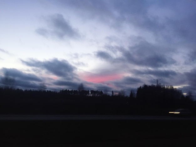 Foto een schilderachtig uitzicht op het landschap tegen een bewolkte hemel