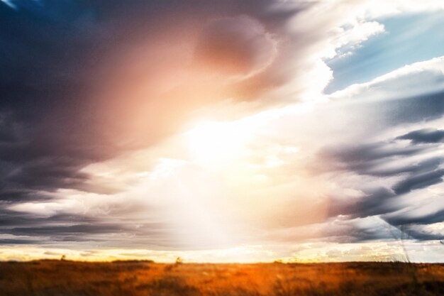 Foto een schilderachtig uitzicht op het landschap tegen een bewolkte hemel