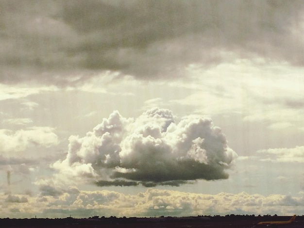 Een schilderachtig uitzicht op het landschap tegen een bewolkte hemel