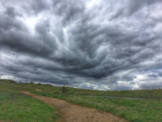 Een schilderachtig uitzicht op het landschap tegen een bewolkte hemel