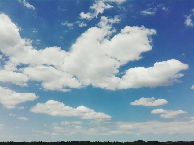 Foto een schilderachtig uitzicht op het landschap tegen een bewolkte hemel