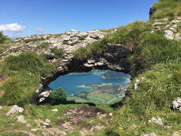 Foto een schilderachtig uitzicht op het landschap tegen een blauwe hemel